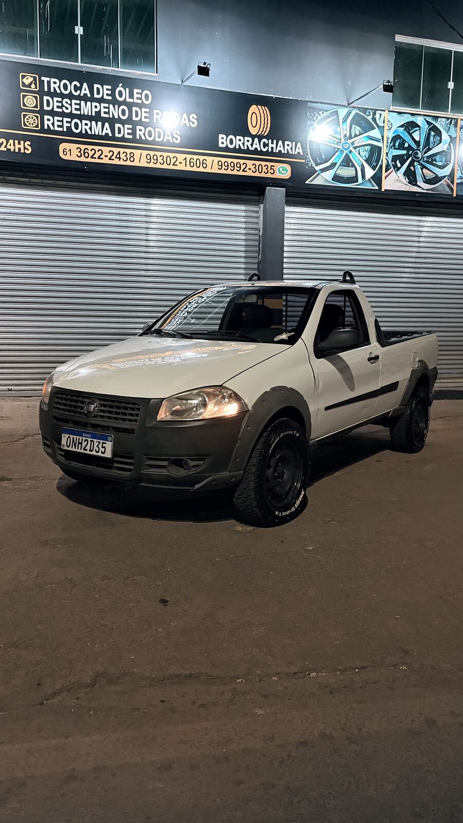 Fiat Strada branca finalizada após lavagem detalhada